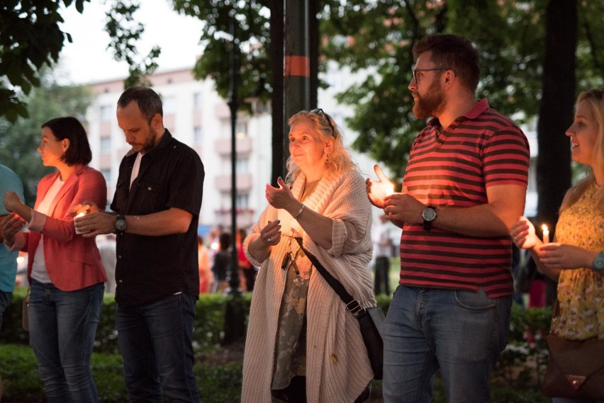 Łańcuch Światła w Opolu. Ponad 500 osób protestowało w Opolu...