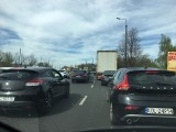 Korek na ulicy 3 Maja w Sosnowcu. Nie da się zjechać stąd na DK 94. Droga zamknięta