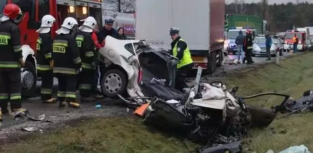 Wypadek w Tokarni. Wrak renault