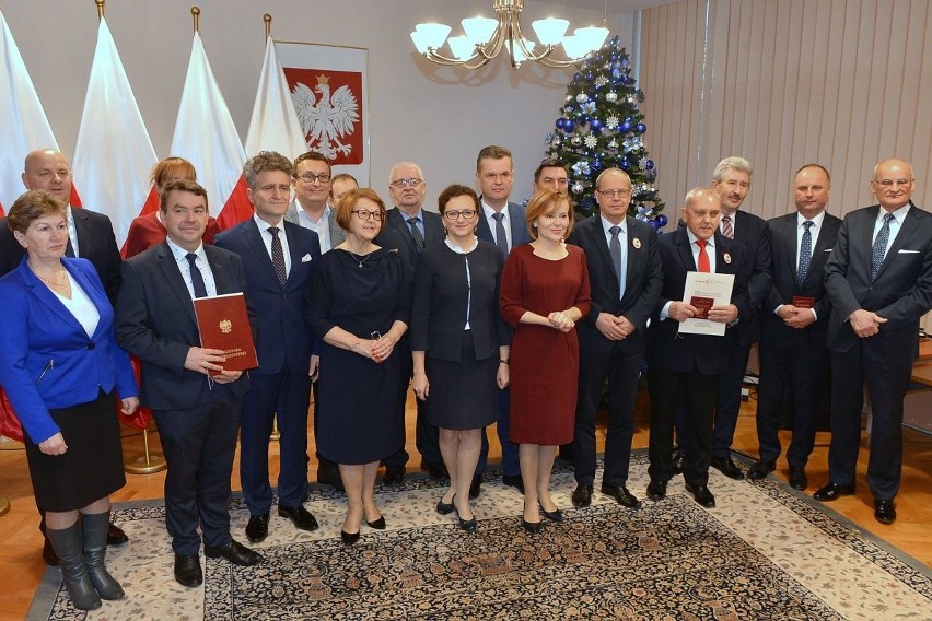 Nowe miasta w regionie świętokrzyskim. Włodarze odebrali listy gratulacyjne