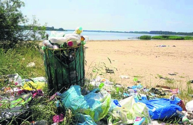 Przepełnione kosze i śmieci walające się obok, to smutny widok na brzegach największego zbiornika wodnego w regionie