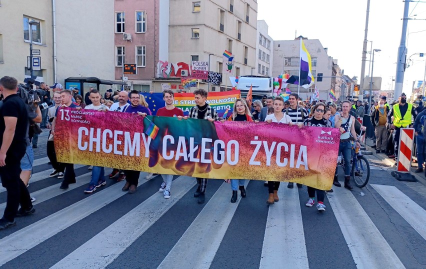 Marsz Równości we Wrocławiu. 2 października 2021. Zobacz...
