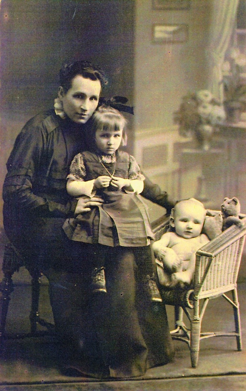Zofia Kasprzak z córką Marianną i synkiem Maksymilianem