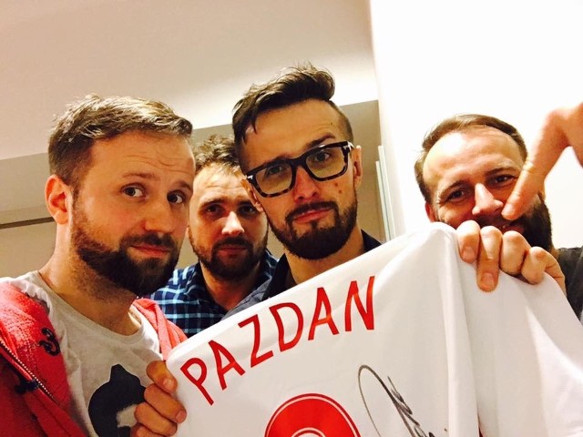 Karol, Jarek, Marcin i Michał z Kabaretu Skeczów Męczących wykupili koszulkę Pazdana za 6 tysięcy złotych.