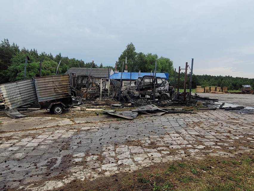 Podtopienia i pożar. Biłgorajscy strażacy po burzy mieli pełne ręce roboty. Zobacz