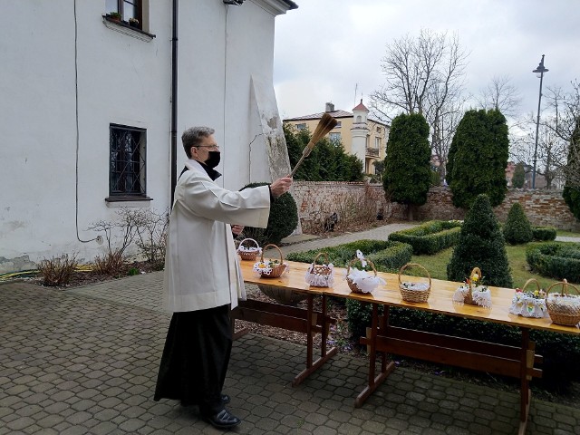 Święcenie pokarmów w parafii Matki Bożej Szkaplerznej w Warce.