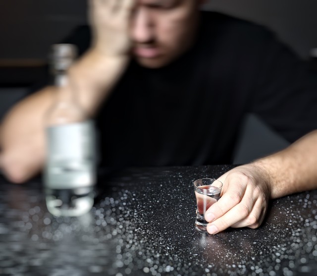 Chociaż powszechnie uważa się, że stan po nadmiernej ilości alkoholu przechodzi sam, w rzeczywistości jest on groźny dla zdrowia i życia. Silnie zatruta alkoholem osoba może być całkowicie nieobliczalna i podejmować niebezpieczne decyzje