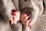 Stylista Jennifer Lopez i Seleny Gomez pokazał modny kolor paznokci na jesień. Zamiast czerwonego manicure'u postaw na cherry mocha nails