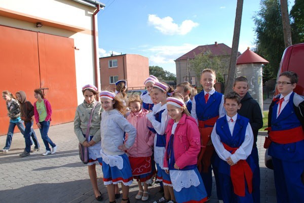 Zespół dziecięcy składa się z uczniów szkół podstawowych i gimnazjum. Śpiewają chetnie, przy każdej okazji, ostatnio zaprezentowali się w Krzywosądzy.