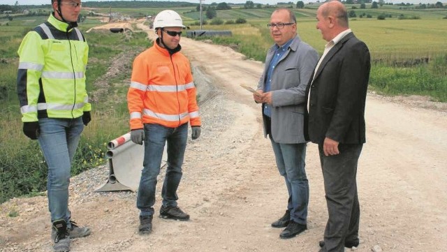 Na placu budowy obwodnicy Miechowa - drugi z prawej dyrektor ZDP Roman Suchoń