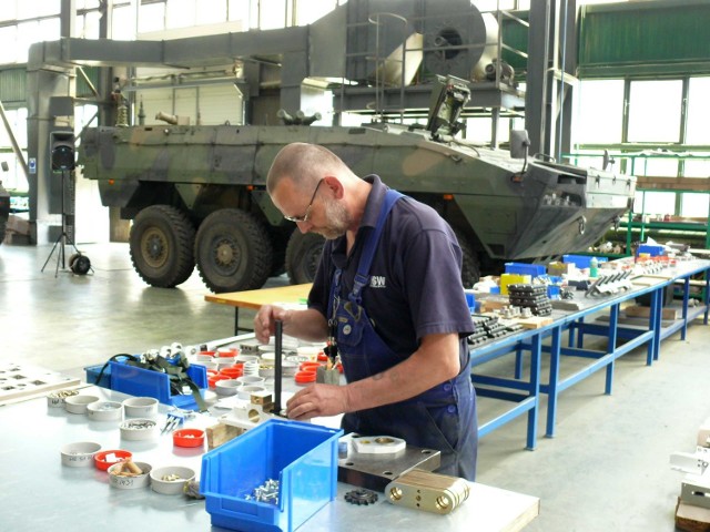 Hala montażowa w należącym do HSW Centrum Produkcji Wojskowej.
