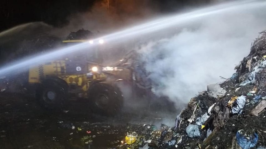 Pożar niewielkiego wysypiska śmieci w Leśnie Górnym [ZDJĘCIA, WIDEO]