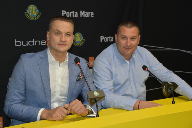 Trener Budnex Stali Oskar Serpina (z lewej) i dyrektor zarządzający klubu Tomasz Michalski pozytywnie oceniają dokonania drużyny w sezonie 2021/2022.