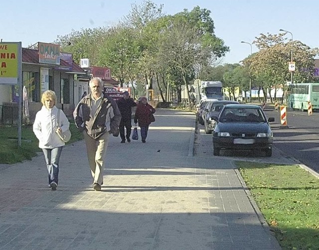 Przy Wojska Polskiego, naprzeciwko jednostki, wybudowano miejsca parkingowe. Ale właściciele firm usługowych uważają, że powinno być ich więcej, kosztem niepotrzebnych, ich zdaniem, pasów zieleni.