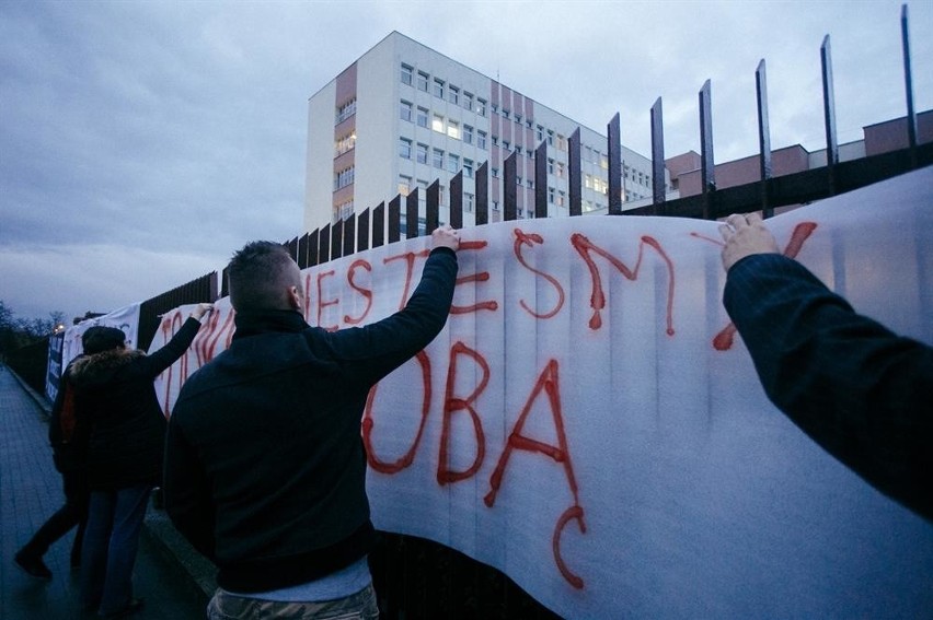 Kibice wspierali Golloba pod szpitalem [ZDJĘCIA]