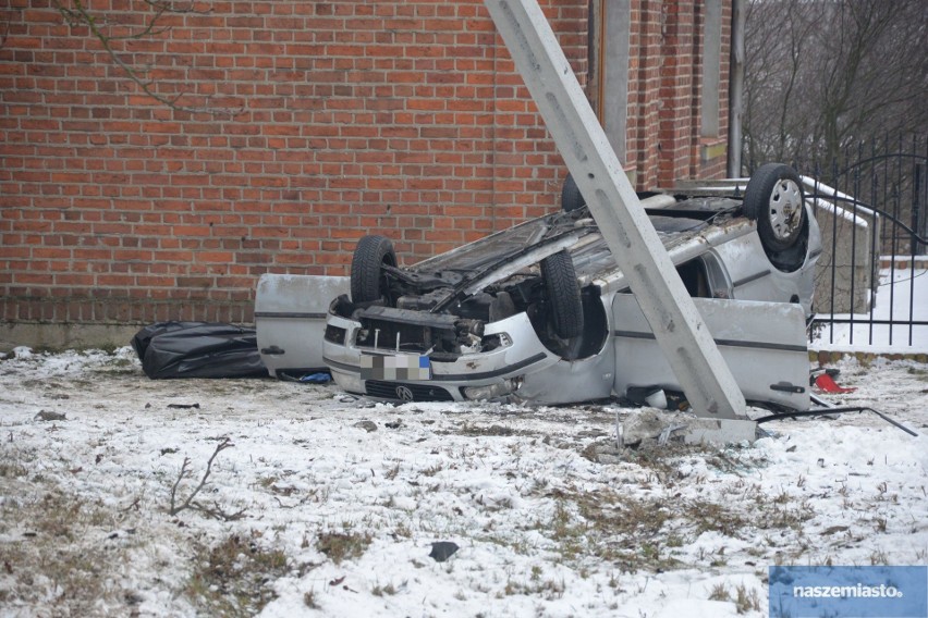 Śmiertelny wypadek pod Włocławkiem. Nie żyje 23-letni mężczyzna [zdjęcia]