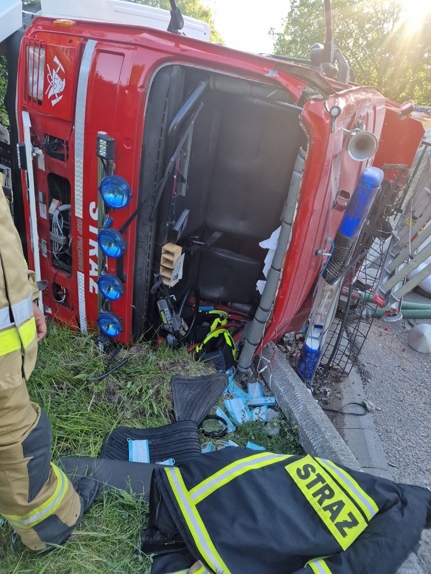 Kolbudy. Wypadek na ul. Dworcowej, pojazd OSP się przewrócił. Trzech strażaków przebywa w szpitalu. 26.06.2022 r.