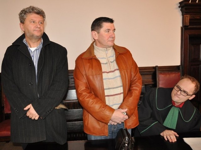 Obwinieni w szczecineckim sądzie (od lewej) Jacek Pawłowicz i Krzysztof Sobczyk oraz ich obrońca Filip Sztukiel. 