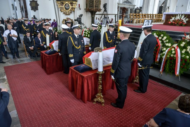 Uroczystości pogrzebowe "Inki" i "Zagończyka" w Bazylice Mariackiej.