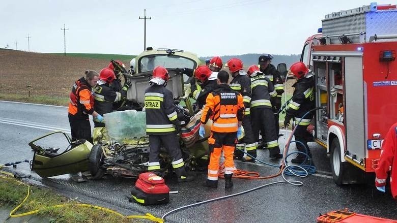 Tragiczny wypadek między Nakłem a Szubinem. Nie żyją dwie osoby