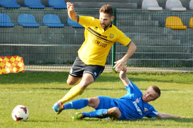 Mateusz Majcherczyk (w żółtej koszulce) strzelił dla Trzebini dwa gole w wyjazdowy meczu przeciwko Podlasiu Biała Podlaska.