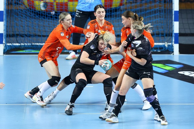 Sylwia Matuszczyk (z piłką) wraz z koleżankami w Macedonii powalczy o awans do kolejnej fazy EHF Cup.