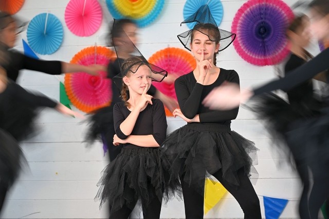 Taniec czarownic w wykonaniu tancerek ze Spółdzielczego Domu Kultury