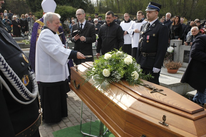 Pogrzeb ks. Stanisława Maślanki, emerytowanego proboszcza parafii w Zabierzowie. Żegnały go tłumy parafian. Maryję prosił: "Bądź moją matką"