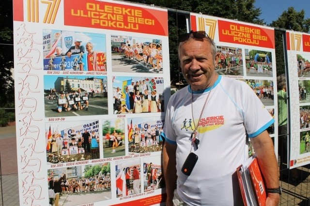 Na deptaku przy ulicy Pieloka można oglądać plenerową wystawę z fotografiami z organizowanego od 1995 roku biegu ulicznego w Oleśnie. Autorem plenerowej wystawy jest Mateusz Antkowiak. Z jednej strony jest wystawa "Rynek w Oleśnie kiedyś i dziś", z drugiej - "Oleskie Uliczne Biegi Pokoju".Przy zdjęciach stoi Jan Stanisławczyk - pomysłodawca Oleskich Ulicznych Biegów Pokoju. Od kilkunastu lat organizuje tę imprezę sportową, pełni funkcję komandora biegów.[yt]pyI-T4YLAIo[/yt]