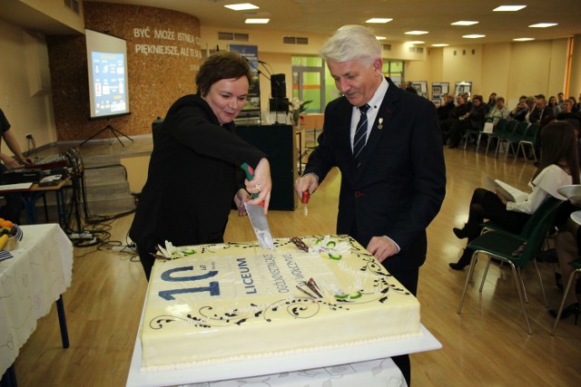 Pierwszy okrągły jubileusz świętowała Liceum Ogólnokształcące w Wołczynie. Szkołę ponadgimnazjalną prowadzi gmina. LO mieści się w budynku Gimnazjalno-Licealnego Zespołu Szkół przy ul. Rzecznej. Uroczystość jubileuszowa rozpoczęła się mszą św. w kościele pw. św. Teresy , odprawioną przez proboszcza o. Bogdana Kordka. Po mszy dyrektorka szkoły Ewa Włos wraz z burmistrzem Janem Leszkiem Wiąckiem na placu przed szkołą posadzili drzewo klon jawor, na którym zawisła pamiątkowa tabliczka. Następnie w auli szkoły zorganizowano jubileuszową galę, którą poprowadzili licealiści. Najpierw był koncert. Na pianinie zagrały: Aneta Pasierbska, Julia Bednarczuk oraz Monika Ogrodowiak. Zaśpiewały Kinga Konefał, Dagmara Jewtuch oraz solistki dziecięcego zespołu Wielokropek: Paulina Łabędzka, Aleksandra Ryszka, Zofia Martyniszyn, Roksana Nowak. Zaprezentowano realizowane w liceum projekty: Akademię Nowoczesnego Patriotyzmu, Projekt Filmowy NHEF, Perspektywy Małe i Duże, Festiwal Nauki, wymianę uczniów w ramach Comenius). Szkoła współpracuje stale z trzema uczelniami wyższymi (Politechniką Opolską, Uniwersytetem Wrocławskim, Uniwersytetem Przyrodniczym we Wrocławiu). W Liceum Ogólnokształcącym w Wołczynie uczy się aktualnie 67 osób, a cały Gminno-Licealny Zespół Szkół liczy 391 uczniów.Na zdjęciu: dyrektorka szkoły Ewa Włos i burmistrz Jan Leszek Wiącek kroją jubileuszowy tort na 10-lecie Liceum Ogólnokształcącego w Wołczynie.