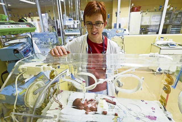 Doktor Arleta Zajączkowska-Sadlok czuwa nad WojtusiEM, wcześniakiem, który urodził się  w szpitalu im. Biziela.