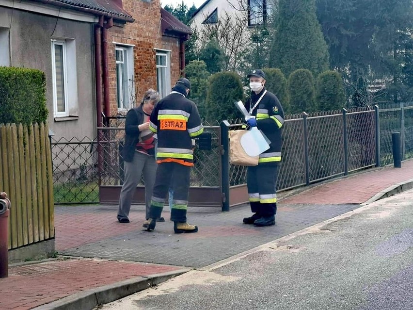 Rzekuń. Kolejni mieszkańcy gminy otrzymali maseczki oraz przyłbice. W poniedziałek rozdawane będą następne