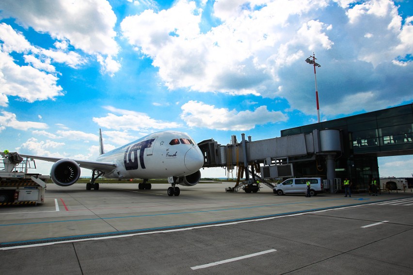 Dreamliner z ok. 170 osobami na pokładzie wylądował u nas...