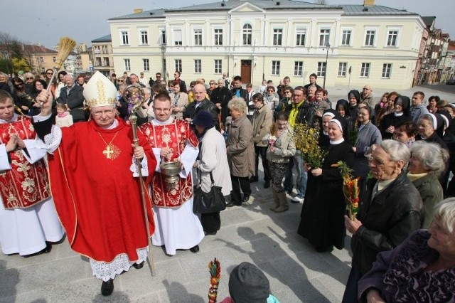 Biskup ordynariusz Kazimierz Ryczan poświęcił palmy przyniesione przez wiernych do katedry.