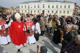 Radosne święcenie palm przez biskupa Kazimierza Ryczana w Kielcach (WIDEO, zdjęcia) 