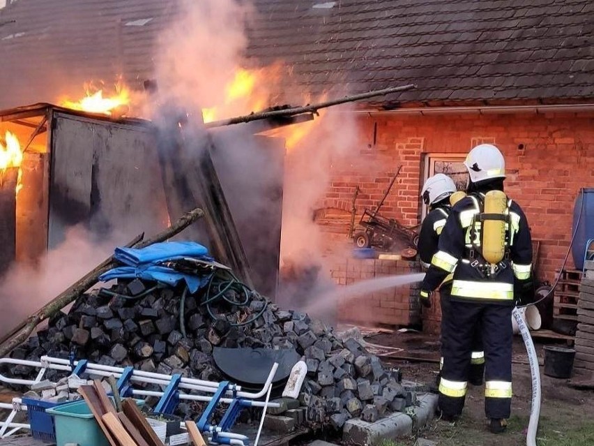 Do pożaru doszło w piątek nad ranem w Tychowie.