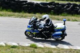 Policjanci z ruchu drogowego szkolili na torze technikę jazdy motocyklem