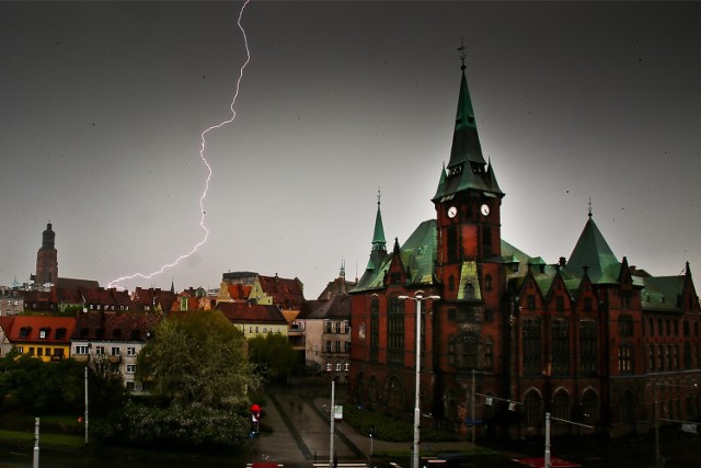 Burzowe i deszczowe chmury zbliżają się do Wrocławia. Czy dziś będzie padać?