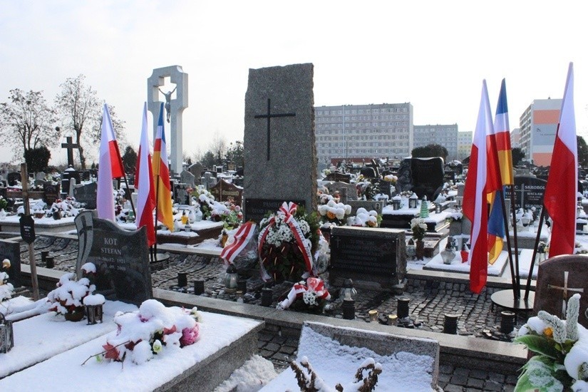 Kwiaty złożono na mogile na cmentarzu przy ul. Nowej