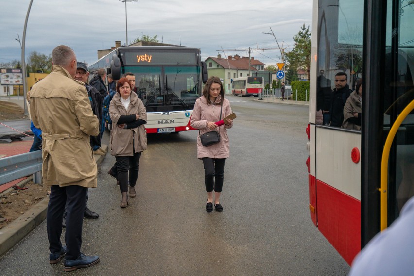 Nowy Sącz. Maturzyści specjalnym autobusem przejechali przez most heleński [ZDJĘCIA]