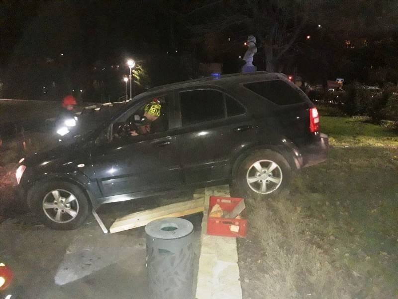 Krynica- Zdrój. Wypadek na ul. Pułaskiego. Samochód skończył podróż w Parku Zdrojowym. Zdjęcia