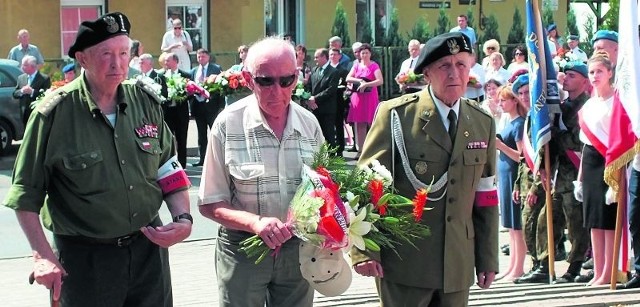 Kwiaty przed Pomnikiem Niepodległości od Powiatowej Rady Kombatantów i Osób Represjonowanych.