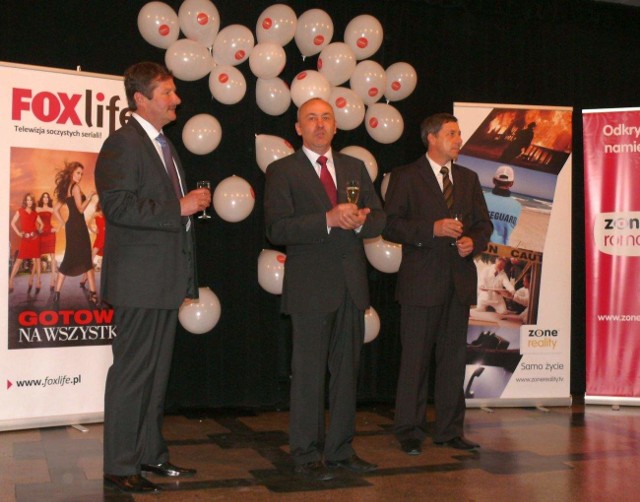 Właściciele telewizji Marek Betleja, Jan Seidler i Wojciech Wołcz podczas jubileuszowej gali.