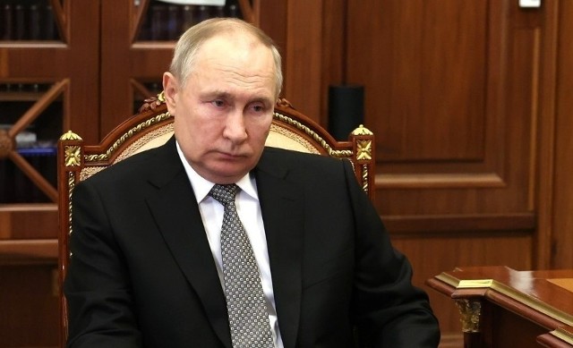 Wizerunkowa klęska, komentowlai internauci nerwowe oczekiwanie Putina na egipskiego gościa w Petersburgu.