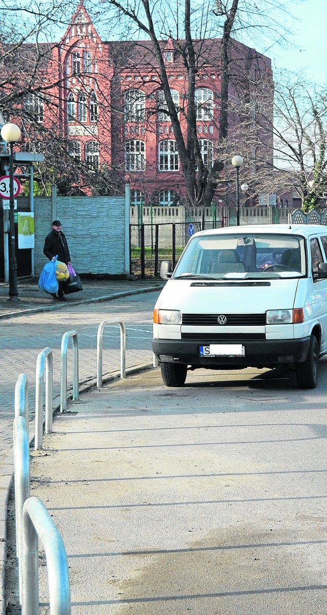 Auta parkują na drodze, bo ubyło 20 miejsc parkingowych