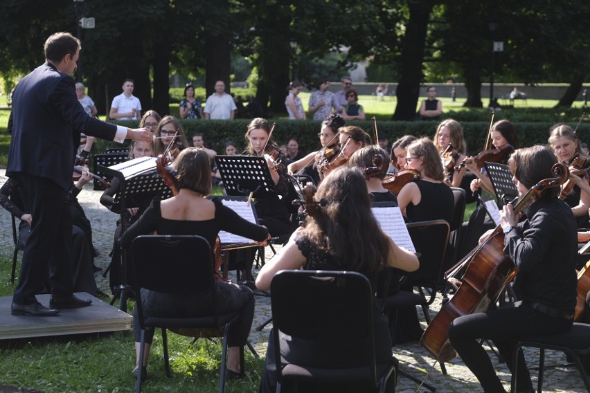 Koncert plenerowy Orkiestry Antraktowej Teatru Polskiego w Poznaniu