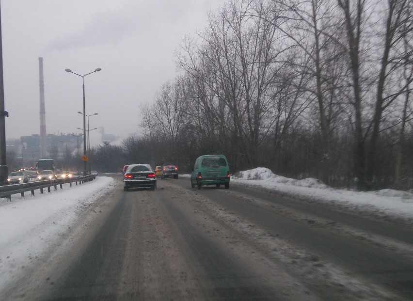 Cyklon Dieter przyniósł opady śniegu na drogach. Jest bardzo...