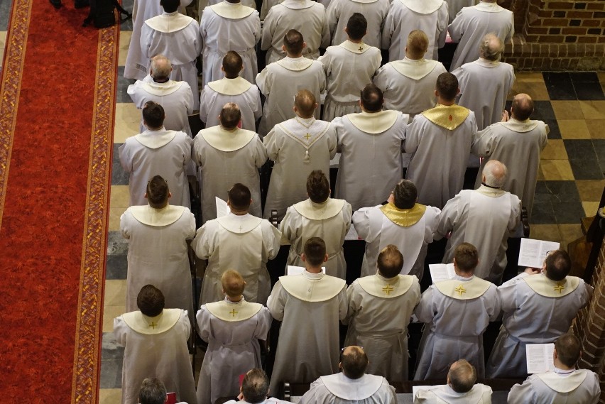 Podczas mszy krzyżma kapłani odnawiają swoje przyrzeczenia....