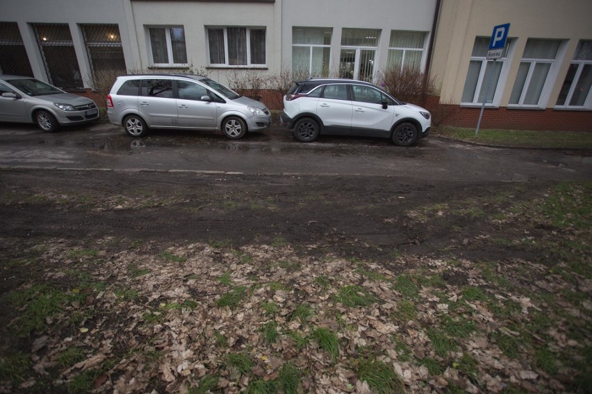 Trawnik został zdewastowany, a na klepisku parkować już wolno, więc mandatu nie będzie. Problem mieszkańców ul. Mostnika w Słupsku