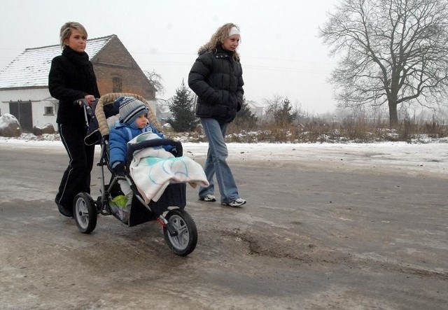 - Nawierzchnia w tym miejscu jest fatalna - mówiły nam siostry Ksenia i Paulina Łukaszonek ze Starego Kurowa, które wybrały się na spacer z Oskarem.